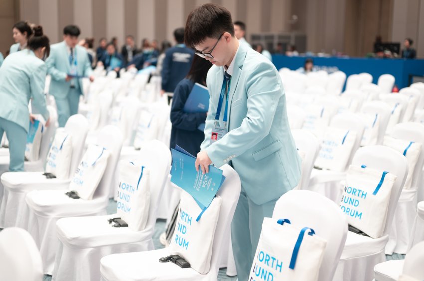 图 3  志愿者装点物料.jpg